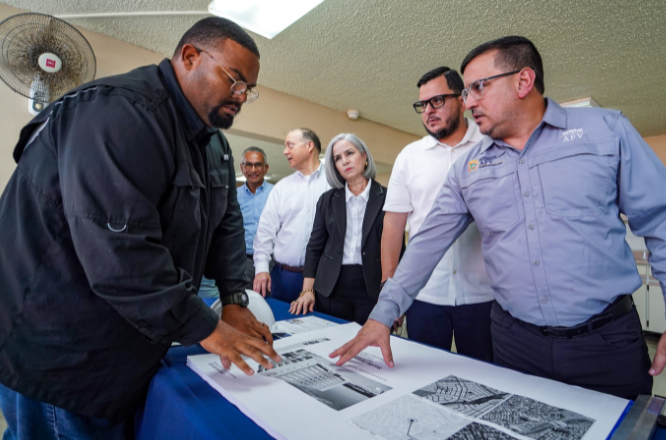 Personas viendo los planos de un proyecto de vivenda en bayamon