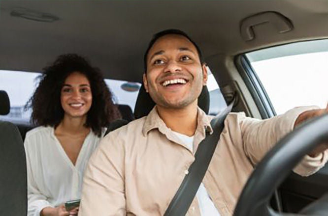 choferde lyft con una mujer de pasajera.