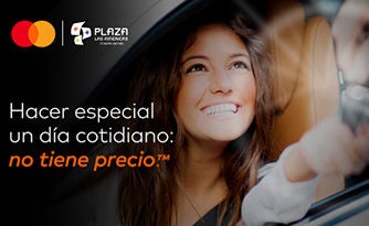 mujer dentro de un carro sonriendo