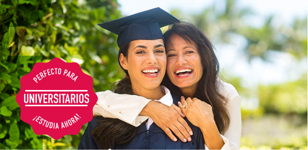 Mujer abrazando a mujer con graduada