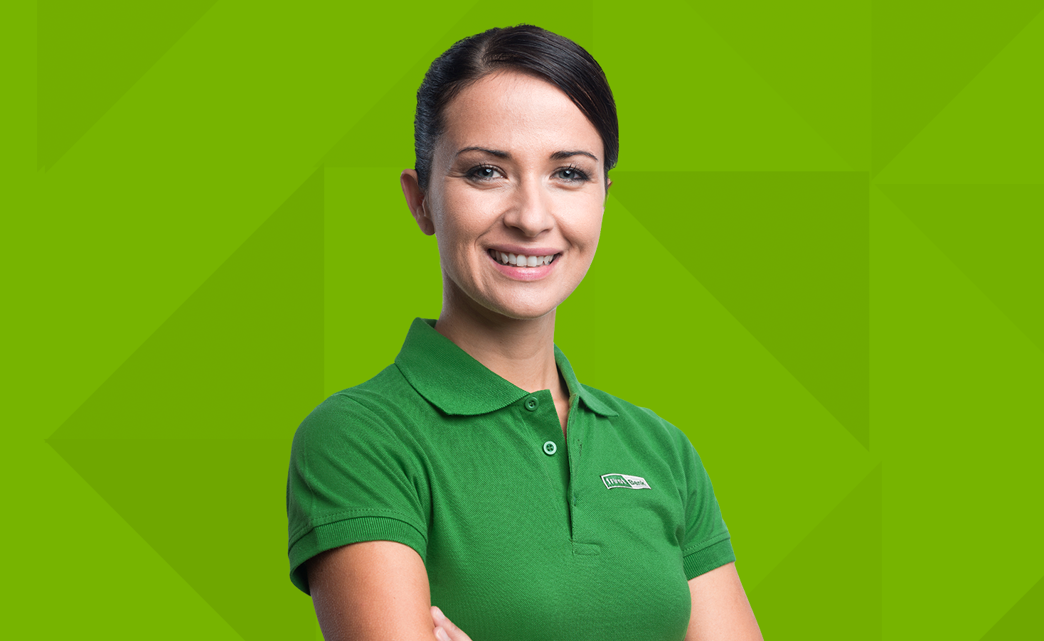 Personas con camisa verde de FirstBank sonriendo. 