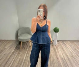 Conjunto de top peplum y pantalón ancho en mezclilla azul oscuro. 