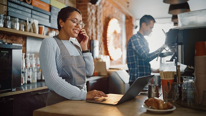 Mujer tomando una orden por teléfono