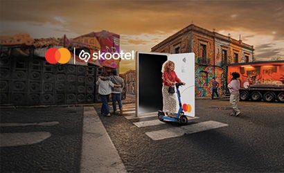 personas utilizando Skootel en la calle