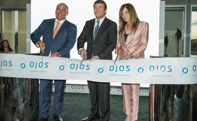 dueños de Ojos Surgery Center realizando el corte de cintas.
