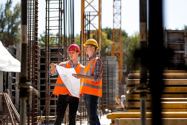 Dos hombres trabajando en construcción