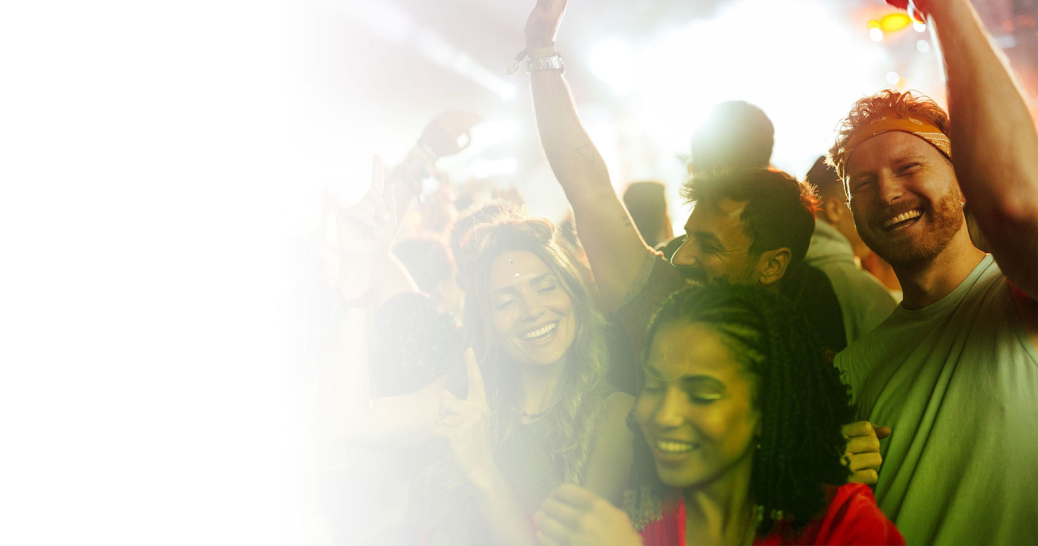 jovenes disfrutando concierto