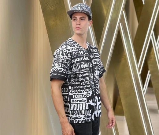 Jersey negro con detalles amarillos y texto Puerto Rico número 21