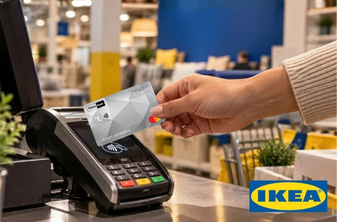 persona utilizando tarjeta de crédito Beyond para pago en punto de venta en IKEA