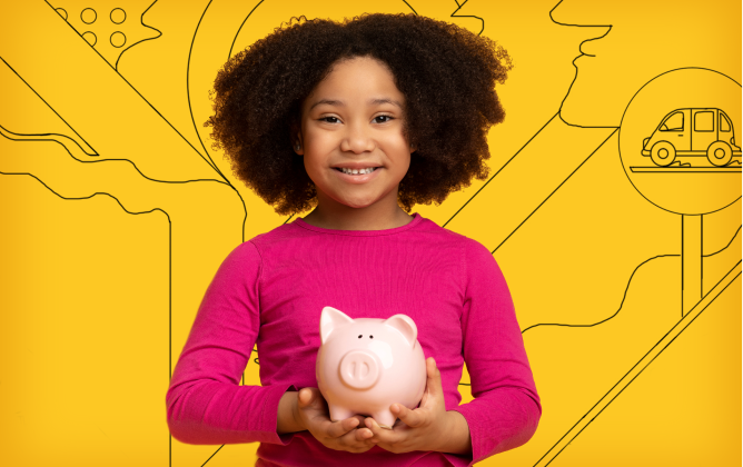 niña sosteniendo cerdito de ahorros