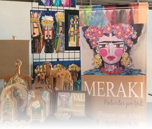 Mesa con arte y productos de Meraki. 