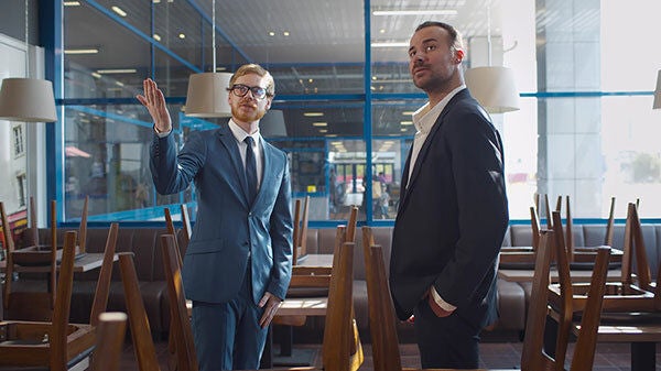 Dos hombres de traje viendo restaurante