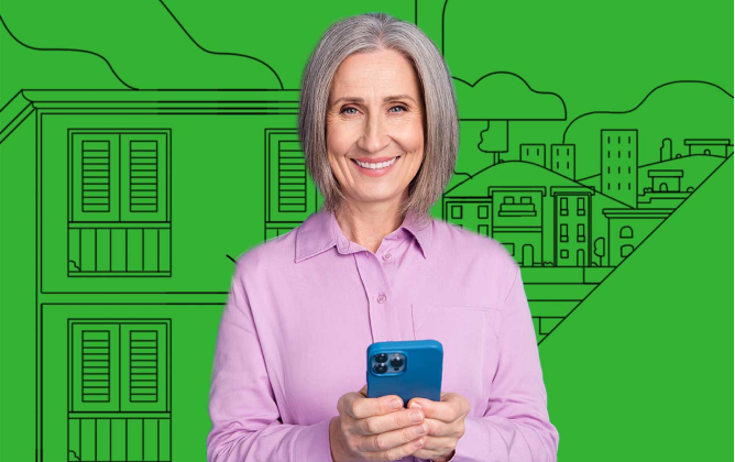 anciana sonriendo mientras sostiene su teléfono