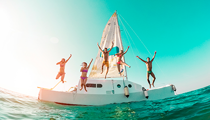 Cinco amigos saltando al mar desde un barco