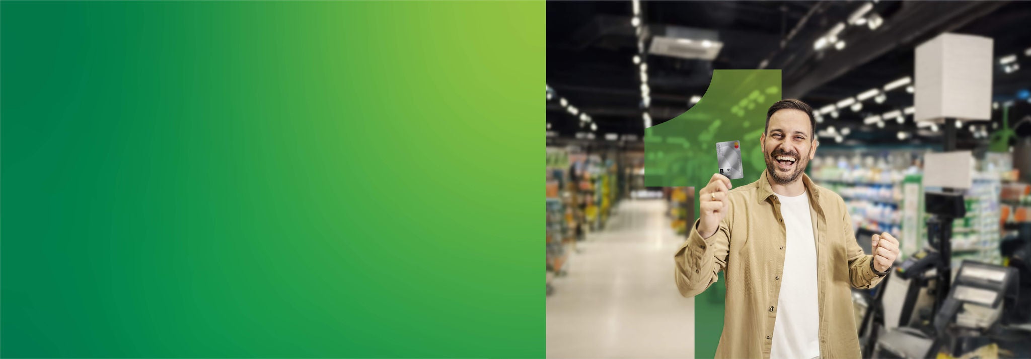 Persona en supermercado sonriendo con tarjeta en mano