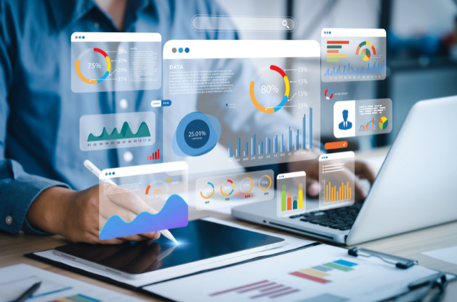 ista de una estación de trabajo con una tableta y una laptop mientras múltiples paneles digitales flotantes muestran gráficas, indicadores y dashboards de análisis de datos