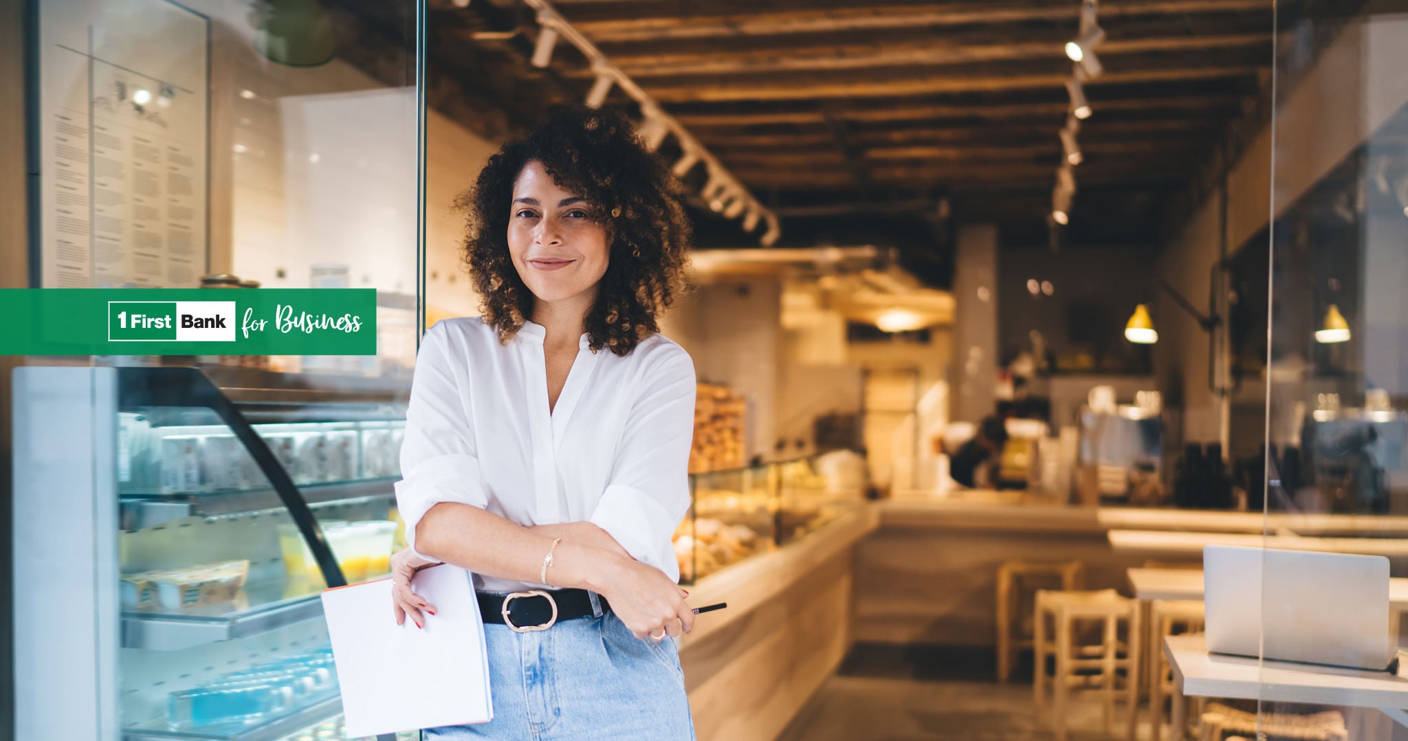 Mujer empresaria de brazos cruzados sonriendo