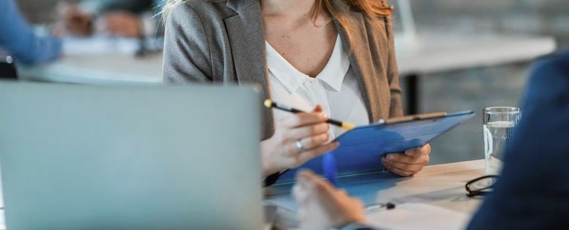 Mujer revisando datos en su tabla