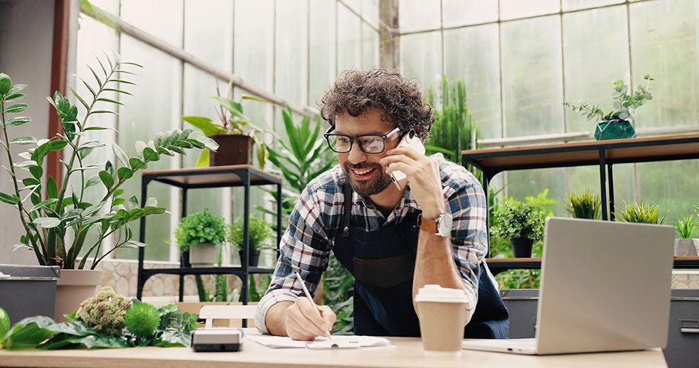 Hombre jardinero hablando por teléfono