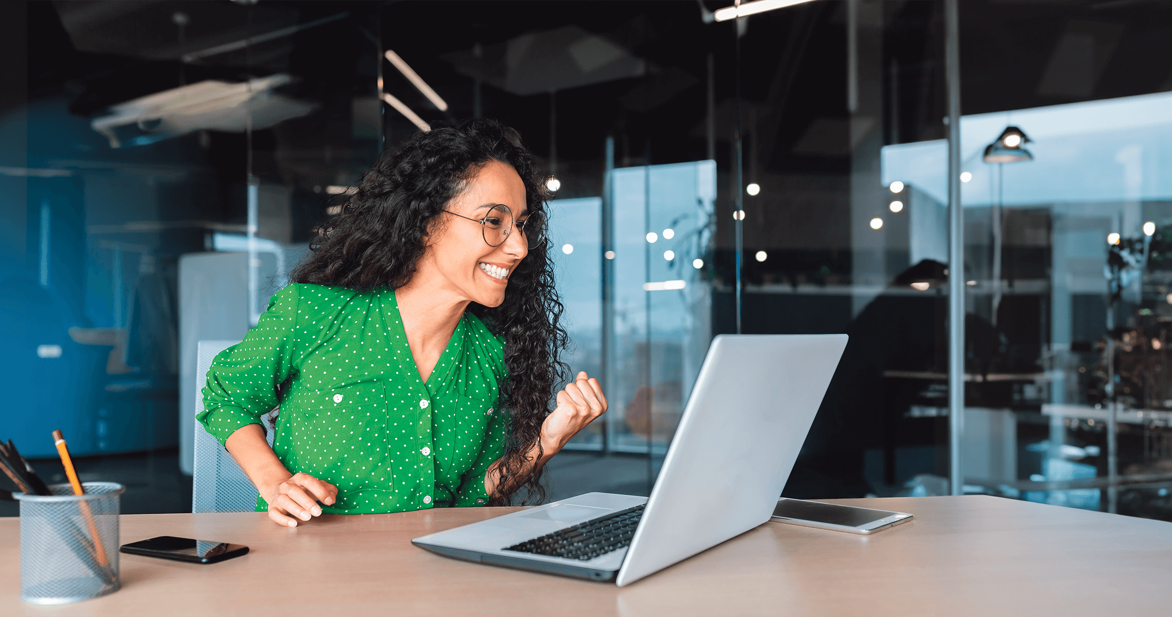 Mujer sonriendo frente a una computadora