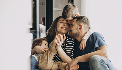 Familia de cuatro sonriendo