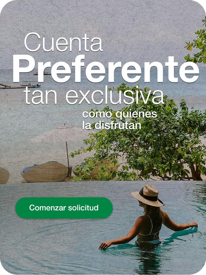 Mujer disfrutando en una piscina de Lujo