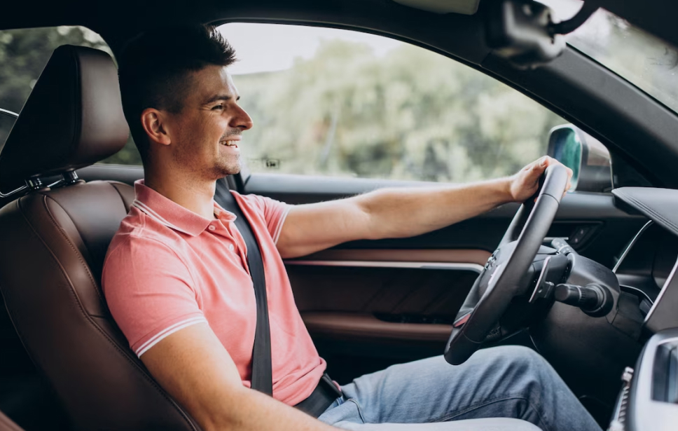 Hombre sonriendo mientras conduce