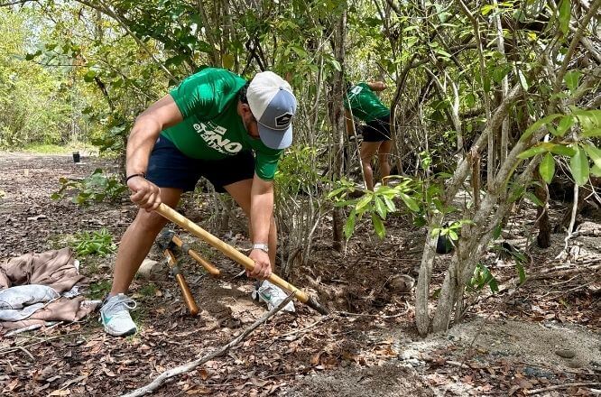 Imagen de voluntario de Rescate Costero preparando la tierra para sembrar.