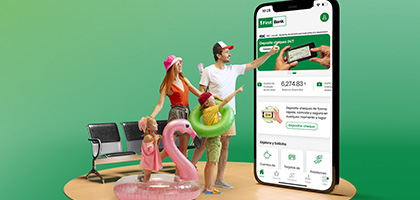 Familia en aeropuerto mirando a  la aplicacion de banco Tu Banca Digital