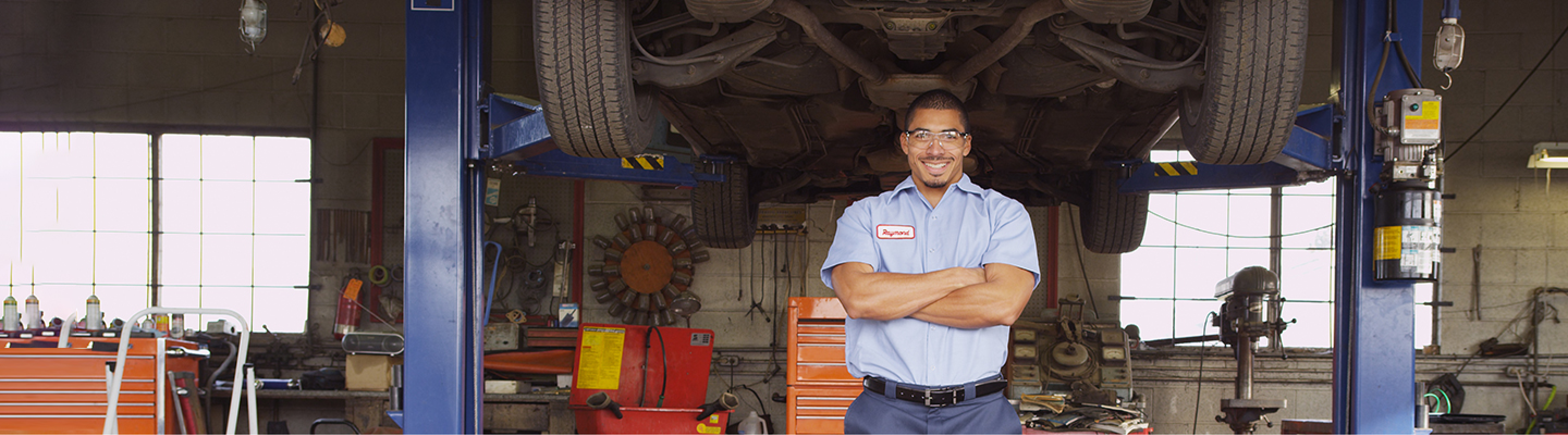 Hombre con gafas de trabajo sonriendo.