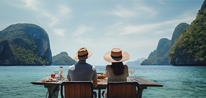 Pareja comiendo con vista al mar