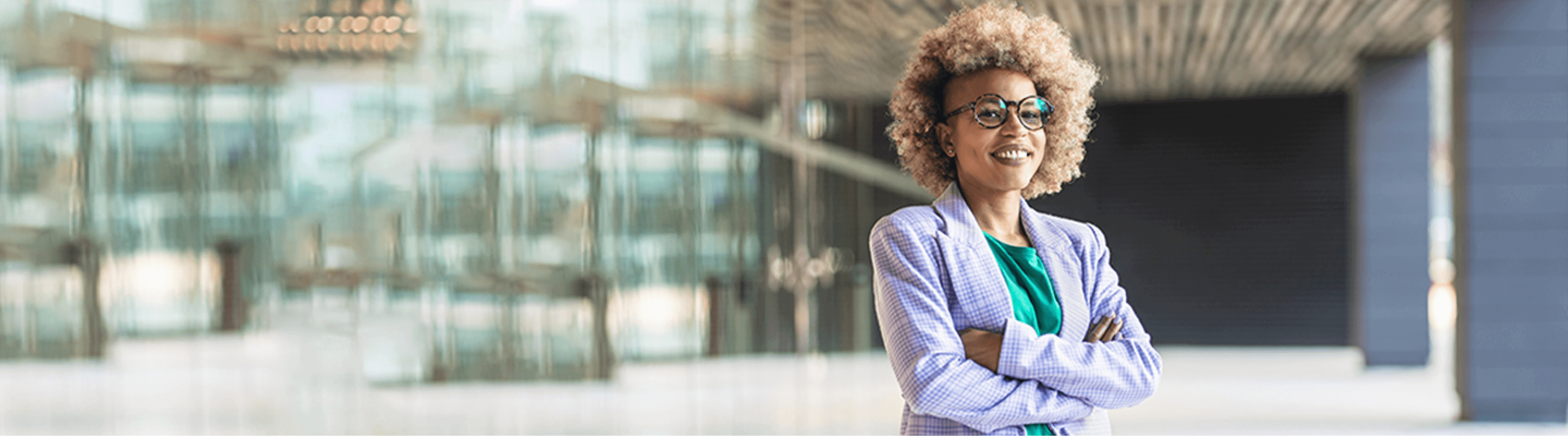 Mujer con lentes sonriendo.