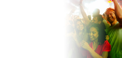jovenes disfrutando concierto