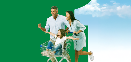 Familia  empujando carrito de compra sonriendo 