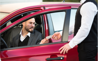 Hombre recibiendo ticket en vehículo.